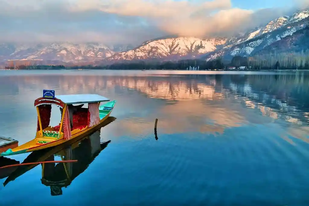 Srinagar - Dal Lake and Houseboats